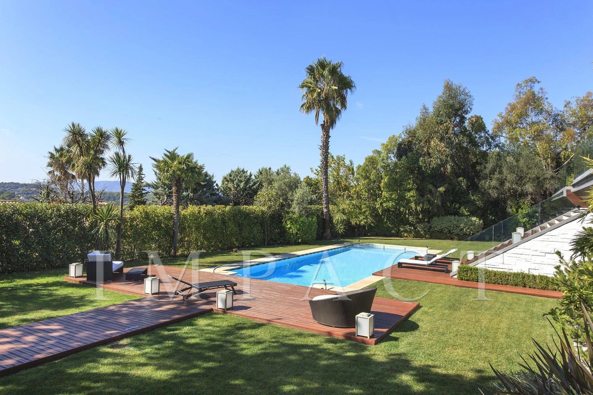 Modern villa in Mougins with sea views to rent