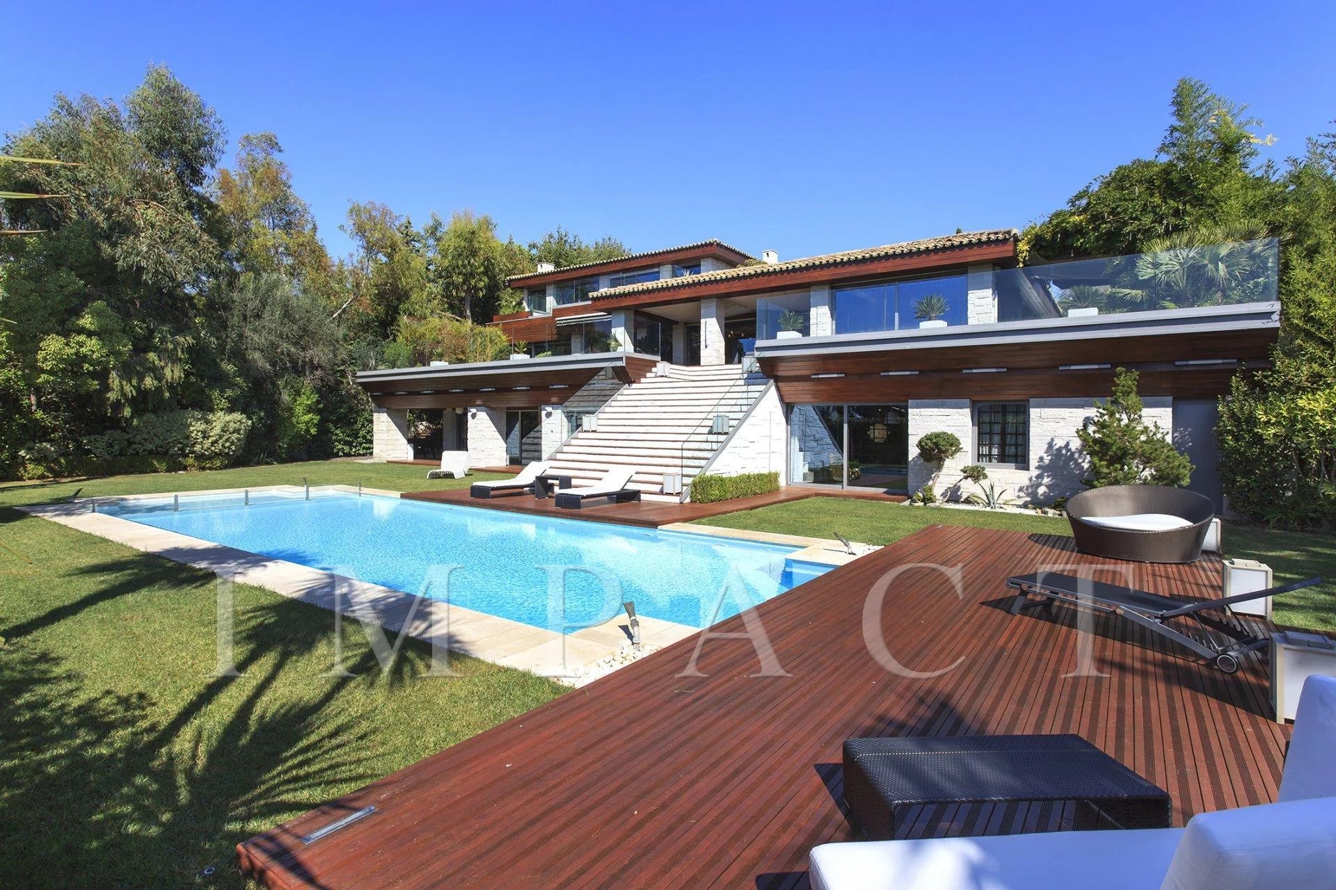 Modern villa in Mougins with sea views to rent