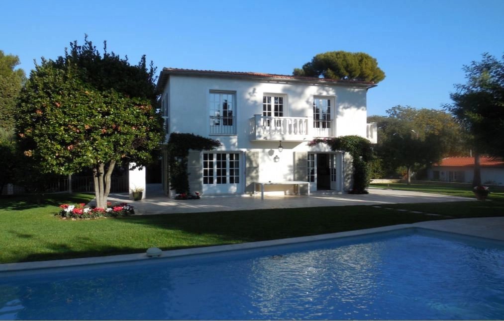 BEAUTIFUL PROPERTY AT 600 METERS FROM THE SEA IN A PRIVATE DOMAIN
