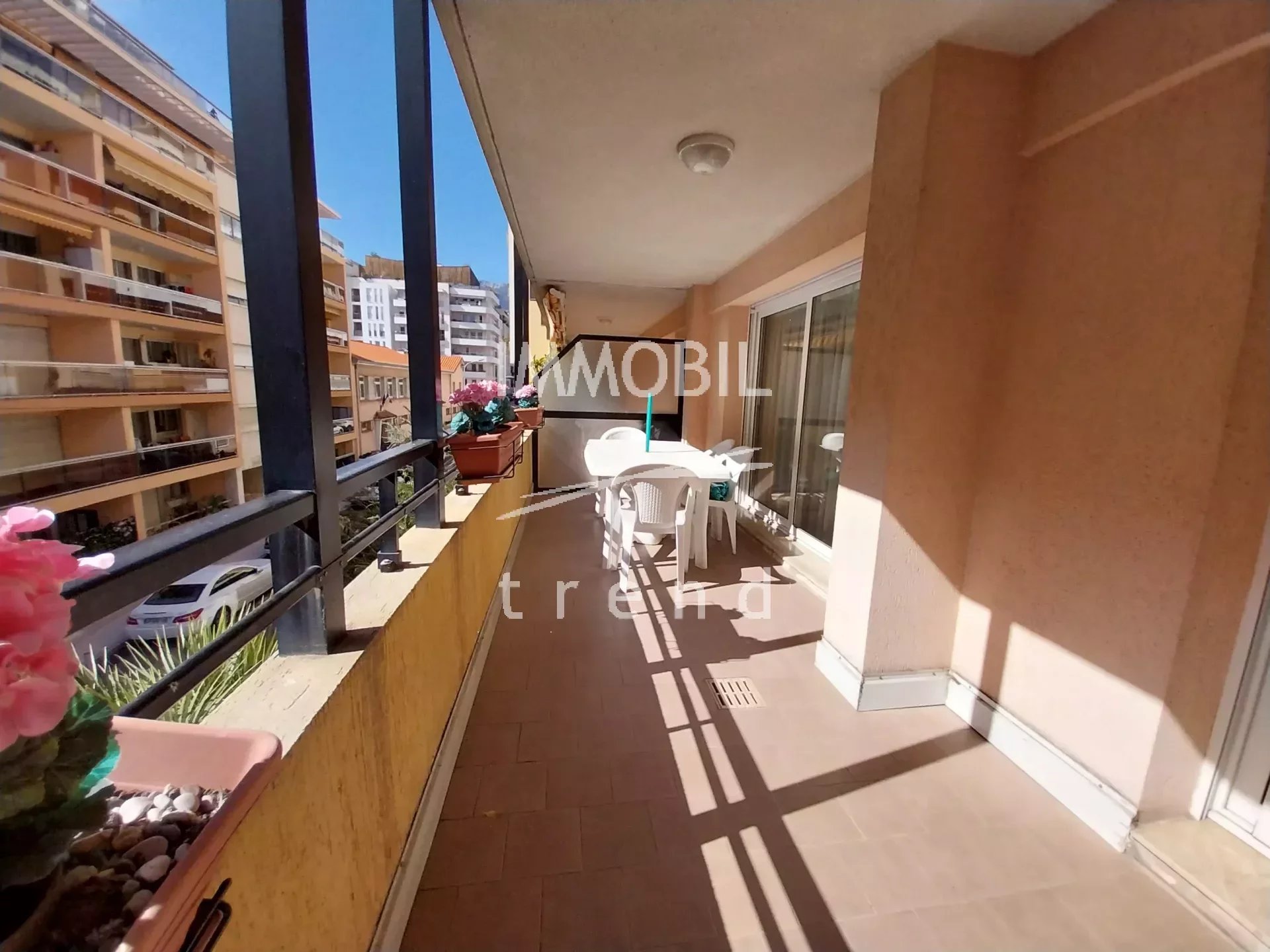 ESCLUSIVA - MENTONE COURS DU CENTENAIRE - Ampio trilocale con terrazza, balcone e doppia esposizione EST-OVEST