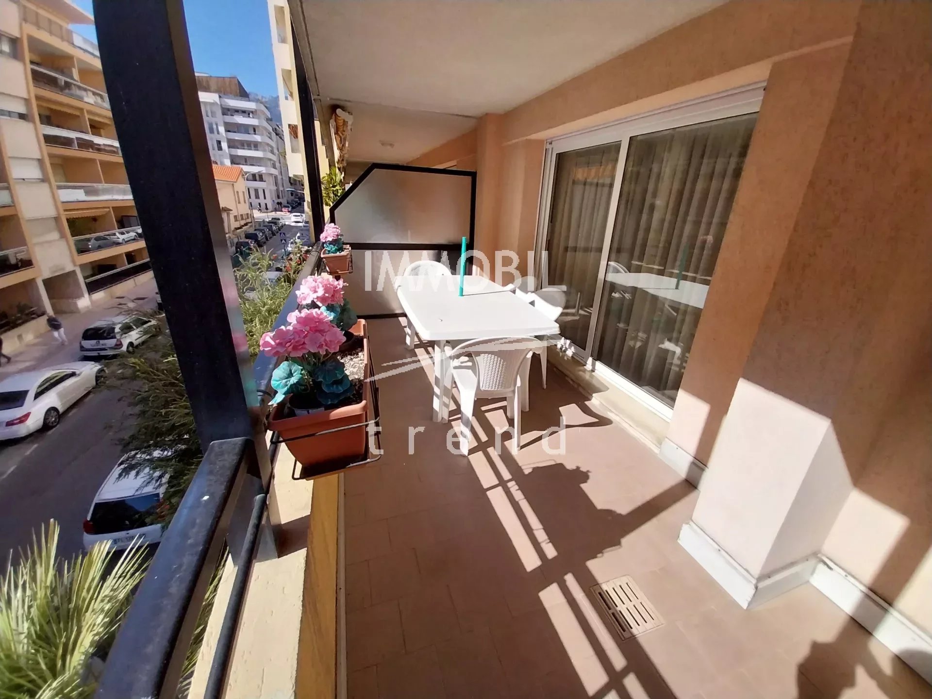 ESCLUSIVA - MENTONE COURS DU CENTENAIRE - Ampio trilocale con terrazza, balcone e doppia esposizione EST-OVEST