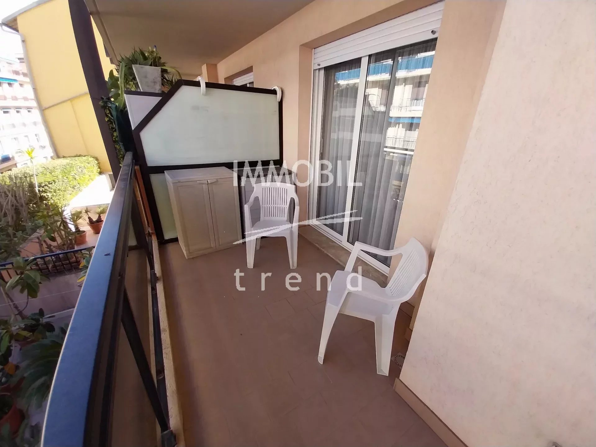 EXCLUSIVITE' MENTON CENTENAIRE - Appartement trois pièces traversant avec terrasse et balcon