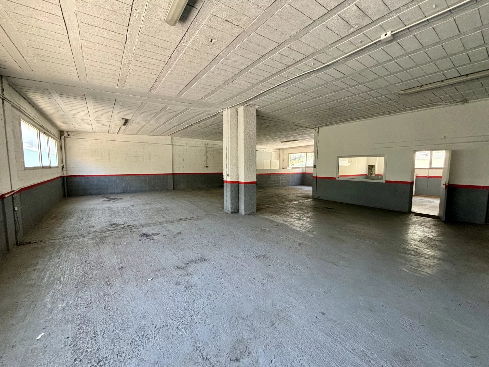 Rental Retail space - Saint-André-de-la-Roche