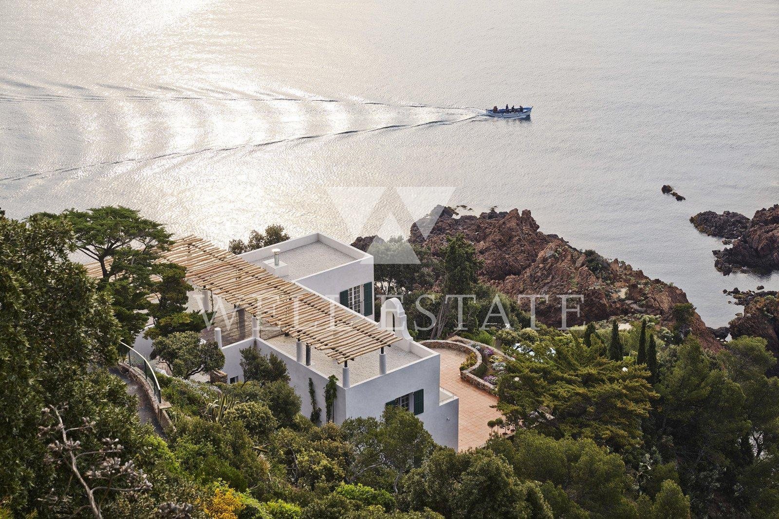 FOR RENT THEOULE SUR MER ARCHITECT-DESIGNED BEACH FRONF VILLA 500M2 WITH SWIMMING POOL ON A PLOT OF 6000 M2
