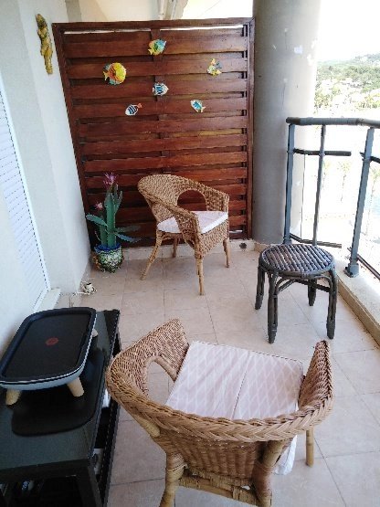 Terrasse avec table chaises et plancha