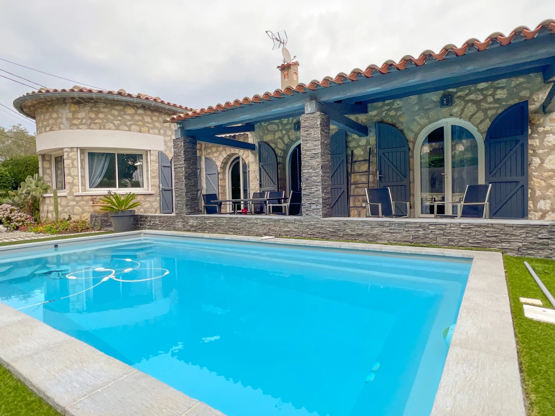 Belle villa avec piscine à pied des plages - Cap d'Antibes