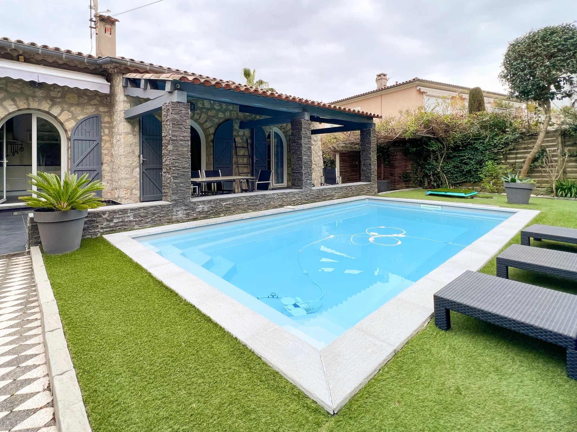 Beautiful one storey villa with pool - Cap d'Antibes