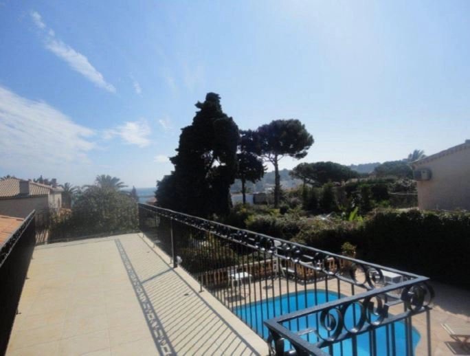 BEAUTIFUL RENOVATED PROVENÇAL VILLA AT 30 METERS FROM THE SEA