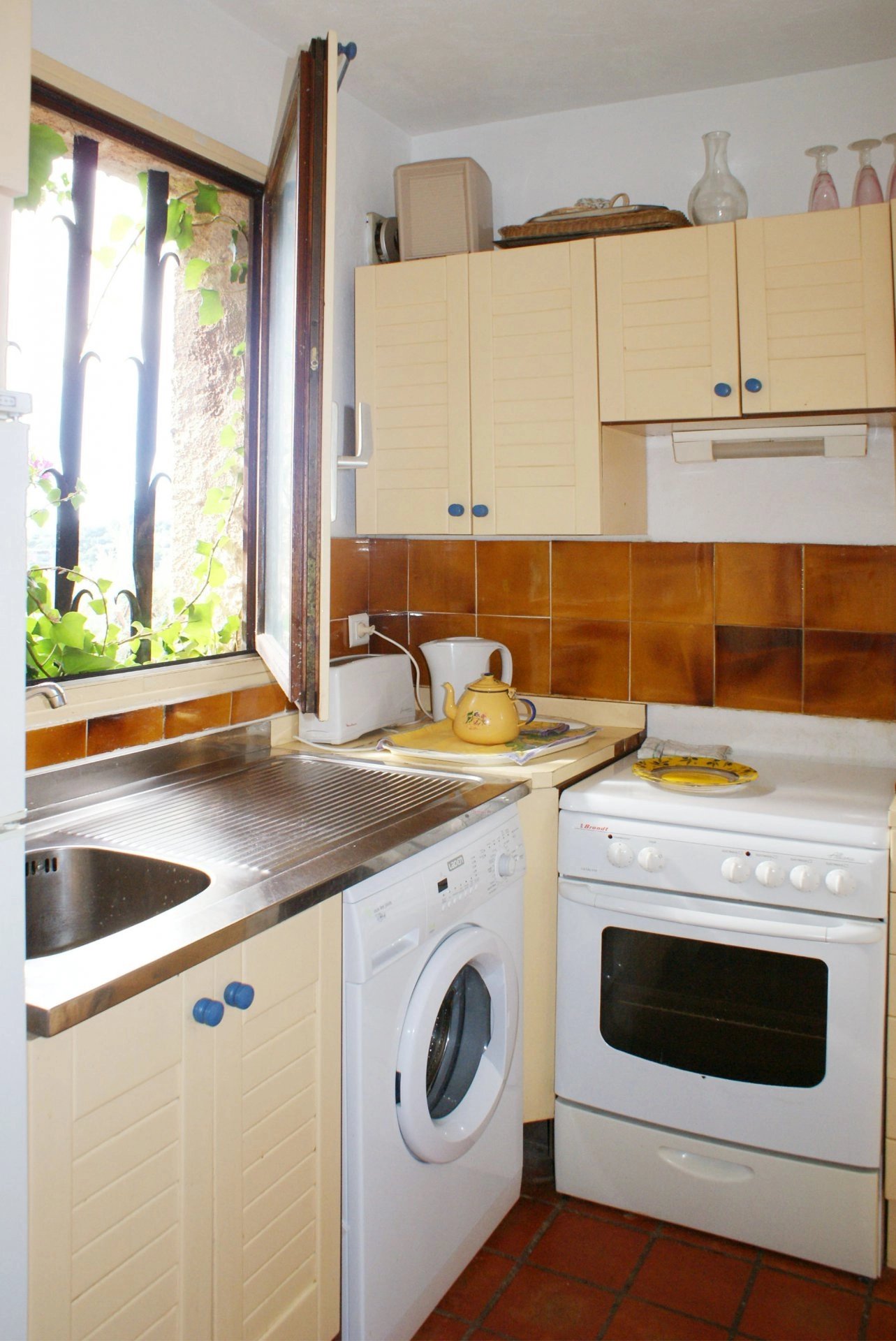 holiday house: Terraced house near the sea, 2 bed rooms (4 sleeps) large, terrace, sea view  * ME 10 *