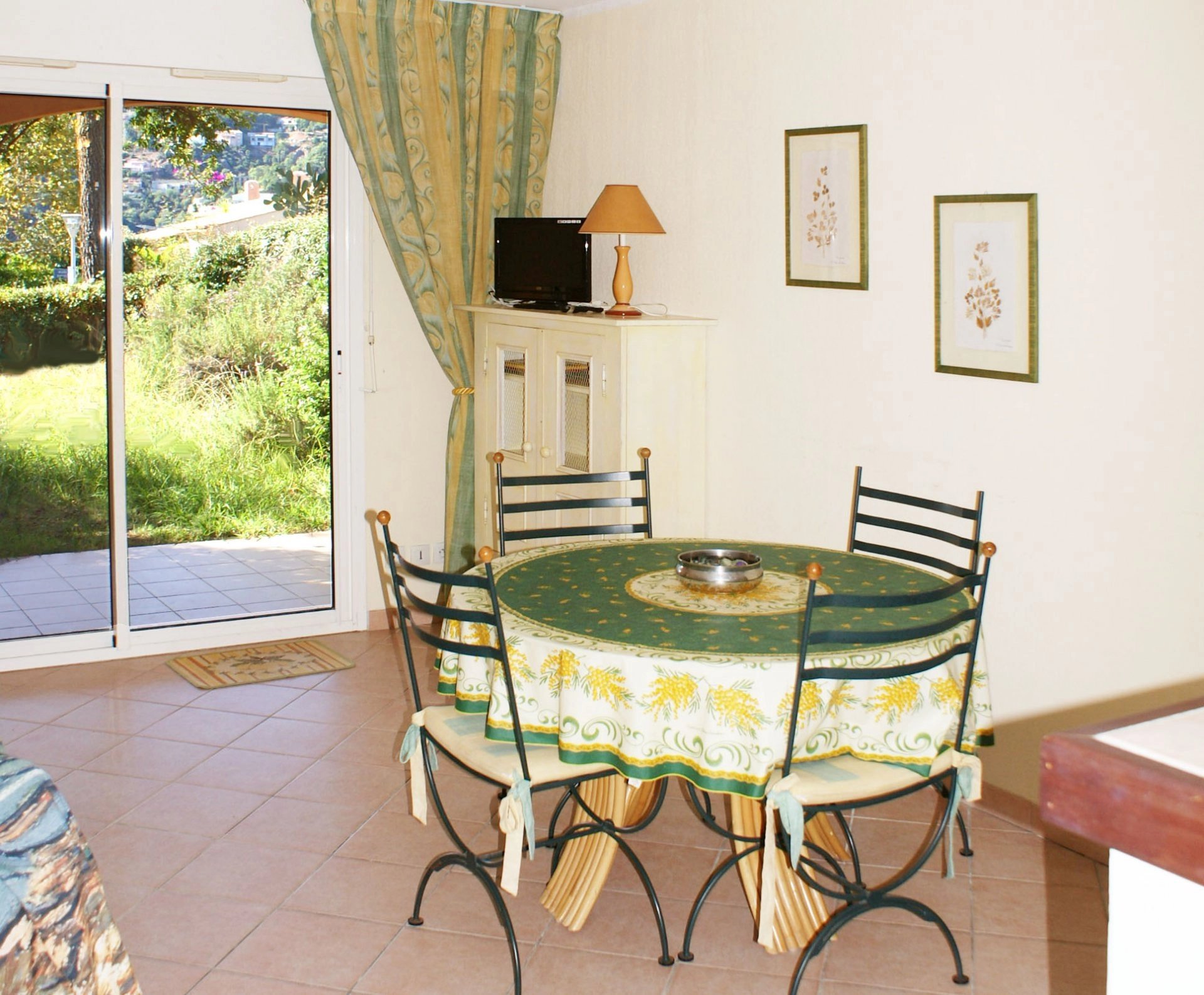 holiday flat: living room,  bed room (4 persons) kitchenette terrasse garden  * RO 17 *