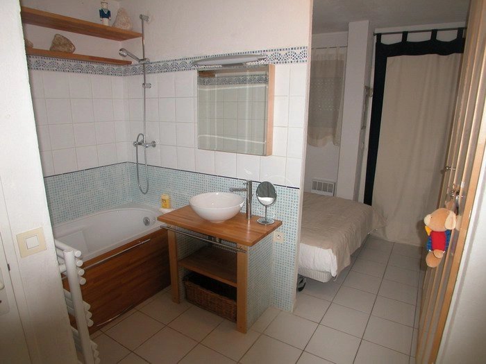 Chambre avec Salle de bains et WC privatifs