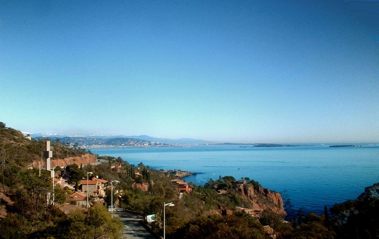 holiday flat: living room, bed room, cabin for 2 childs, kitchen with dish washer  and washing machine, large terrace, fine view over the bay of Cannes * TH 217 *