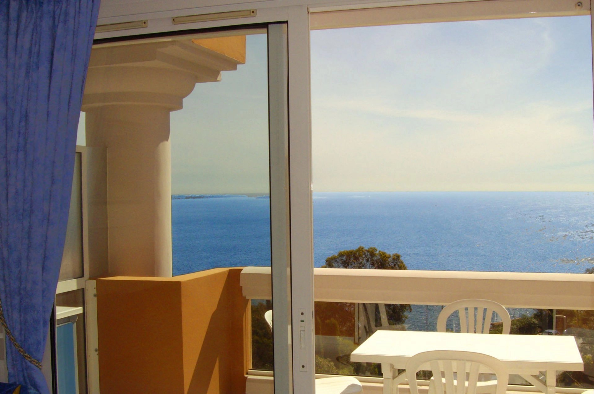 Ferienwohnung: 2 Zimmer + Kabine   (2 Erwachsene + 2 Kinder) Küchenzeile mit Spül- und Waschmaschine, große Terrasse, wunderbarer Blick über die Bucht von Cannes * TH 217 *