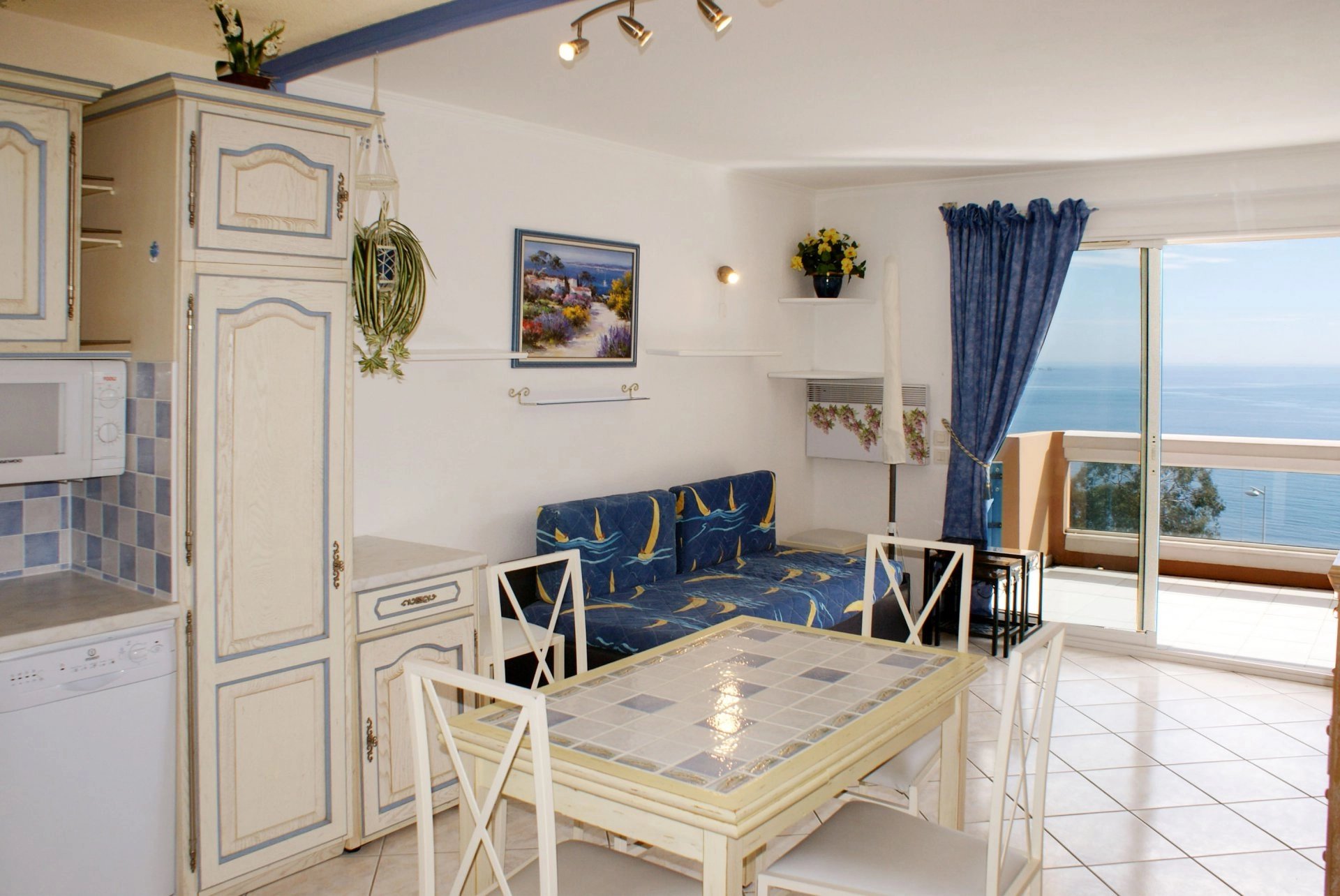 location de vacances: 2 pièces/cabine (2 adultes + 2 enfants) cuisine avec lave vaisselle, lave linge, terrasse, belle vue sur la baie de Cannes  * TH 217 *