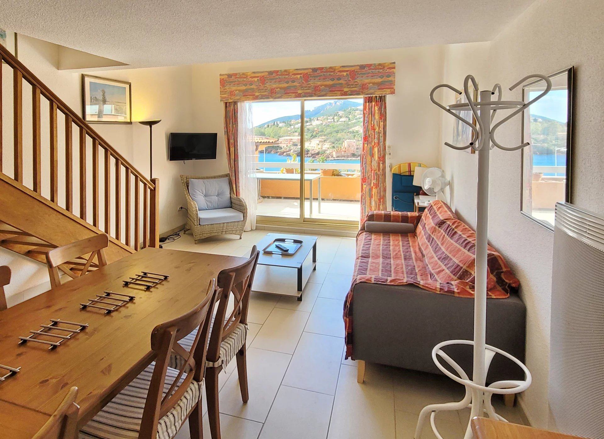 living room, 2  bed rooms terrasse with sea view open plan kitchen bath room/wc only a few steps from the beach * BM F9 *