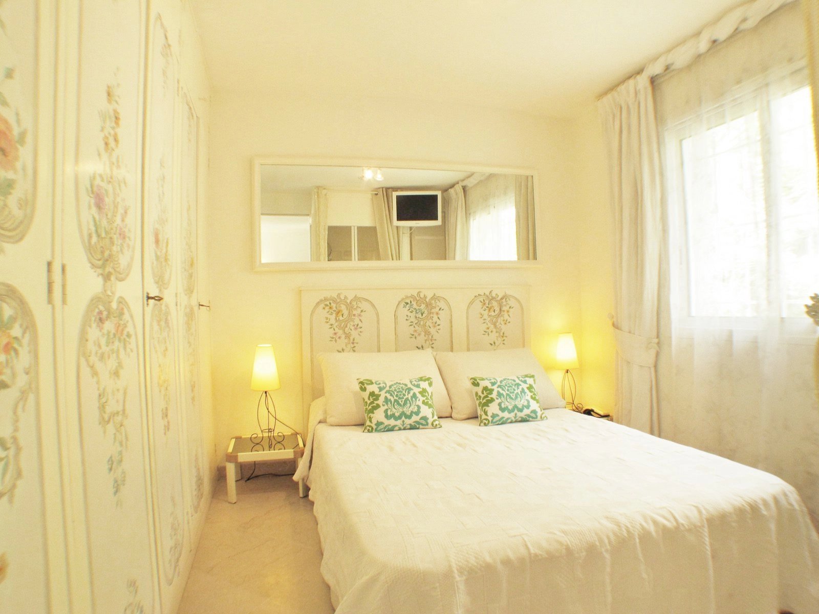 Bedroom, natural light, carpet