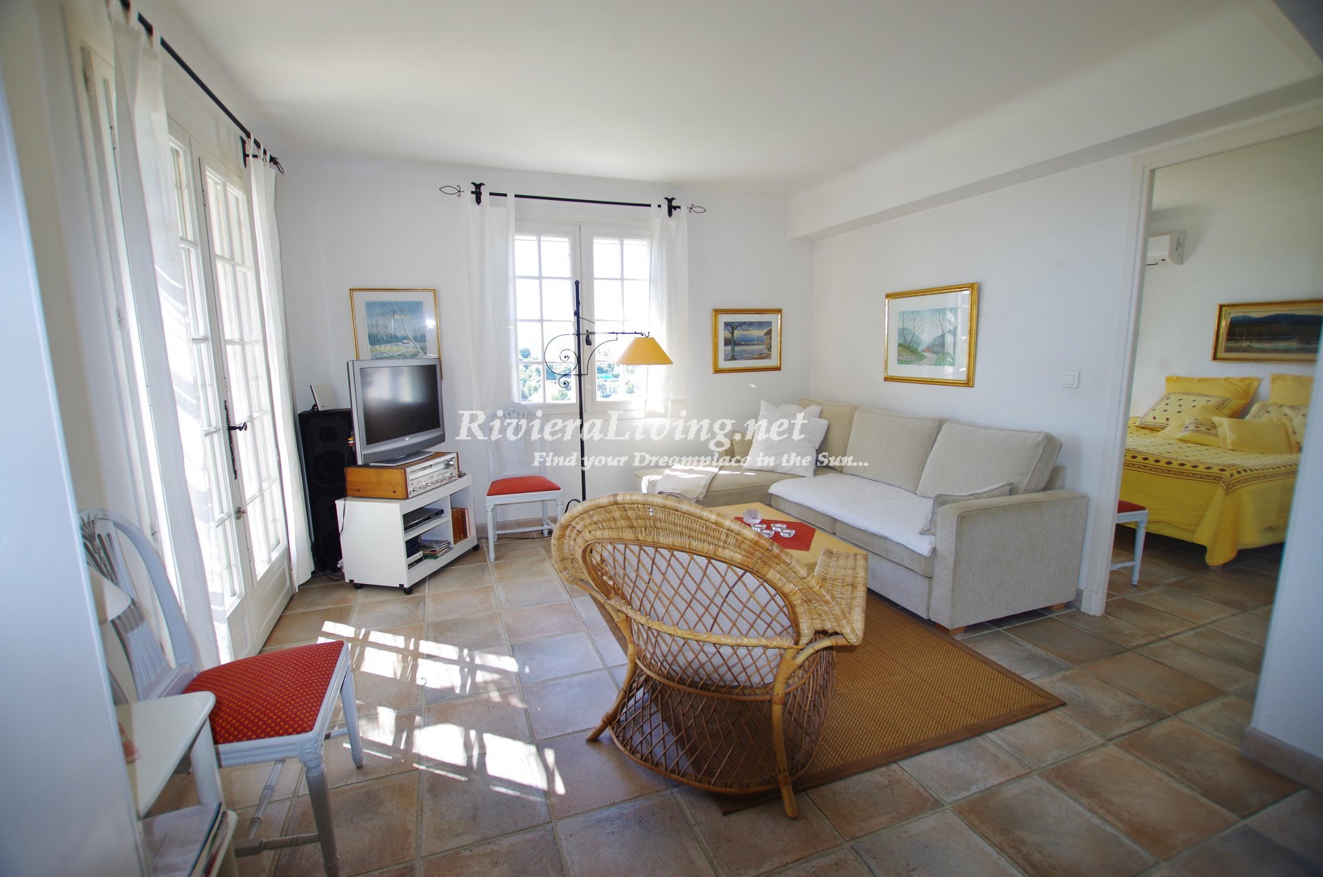 CAGNES SUR MER --- 	Fin lägenhet med havsutsikt, tillgång till pool, nära Antibes, Nice och havet. Lämplig för 2 till 4 personer.