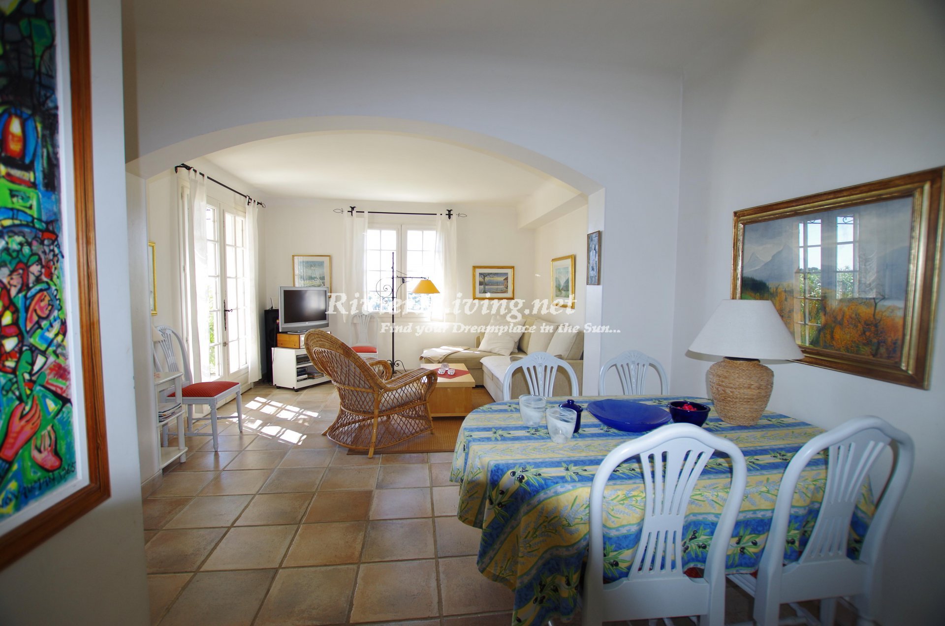 CAGNES SUR MER --- 	Fin lägenhet med havsutsikt, tillgång till pool, nära Antibes, Nice och havet. Lämplig för 2 till 4 personer.