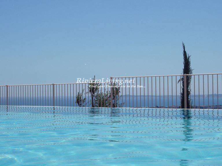 NICE --- Trevlig villa i Nice med underbar havsutsikt i stängd domän med stor pool. Lämplig för max 8 personer
