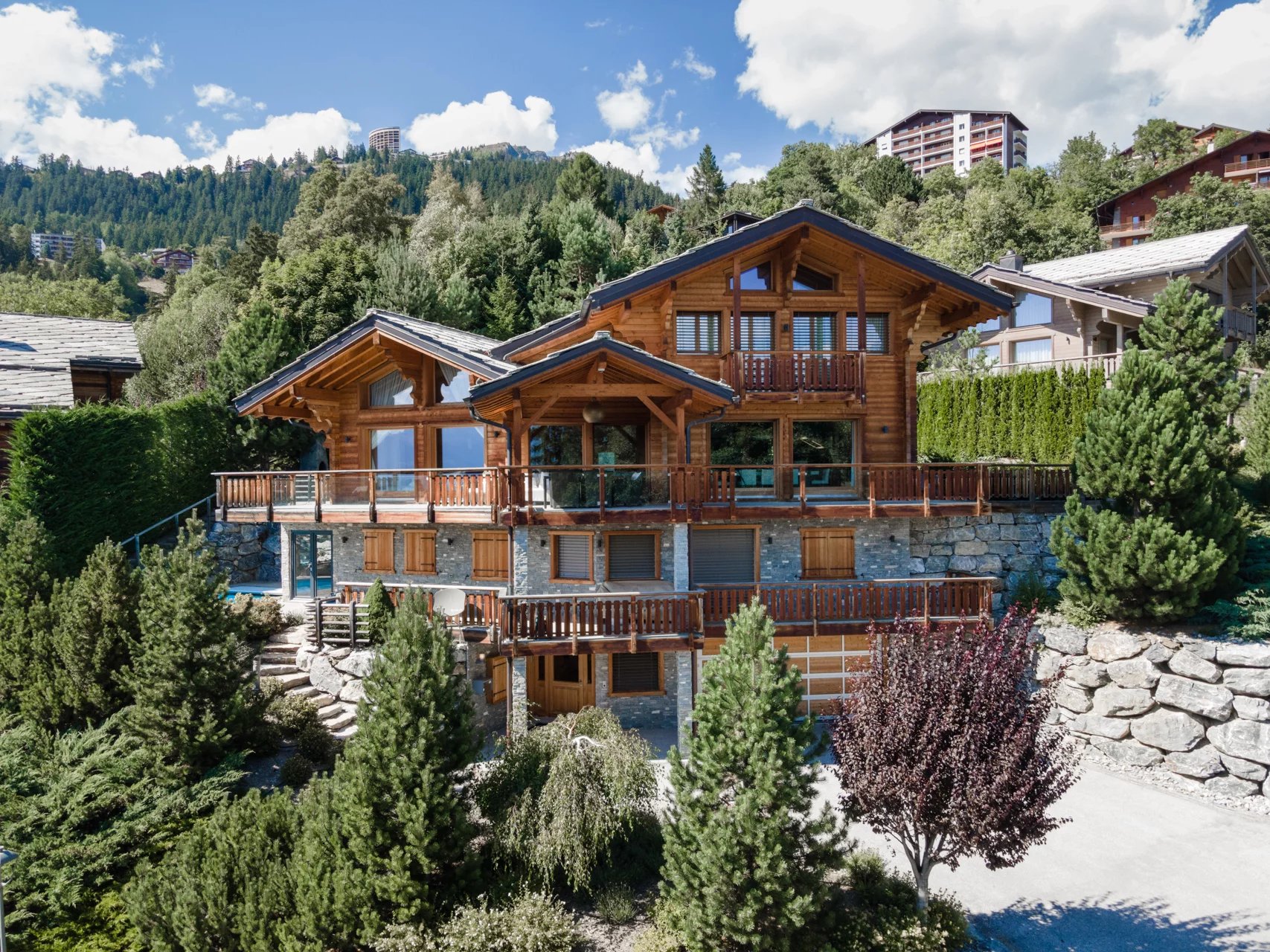 Magnificent mountain chalet with swimming pool