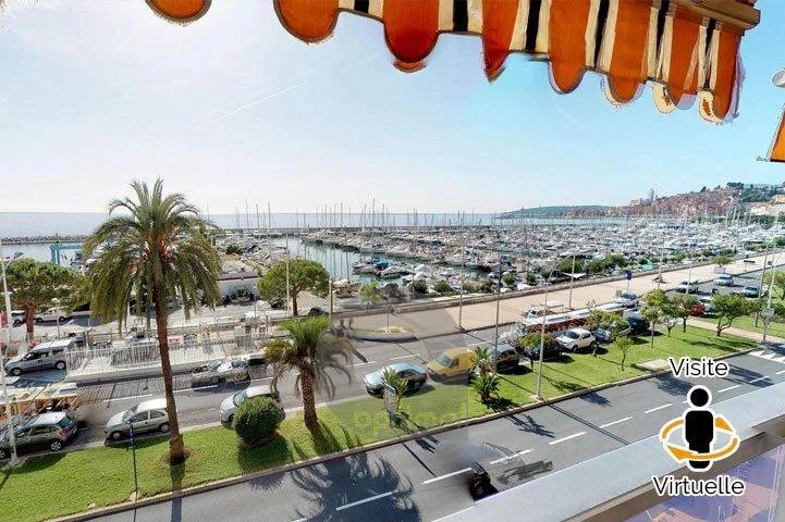 Magnificent studio sea front with terrace and air conditioning