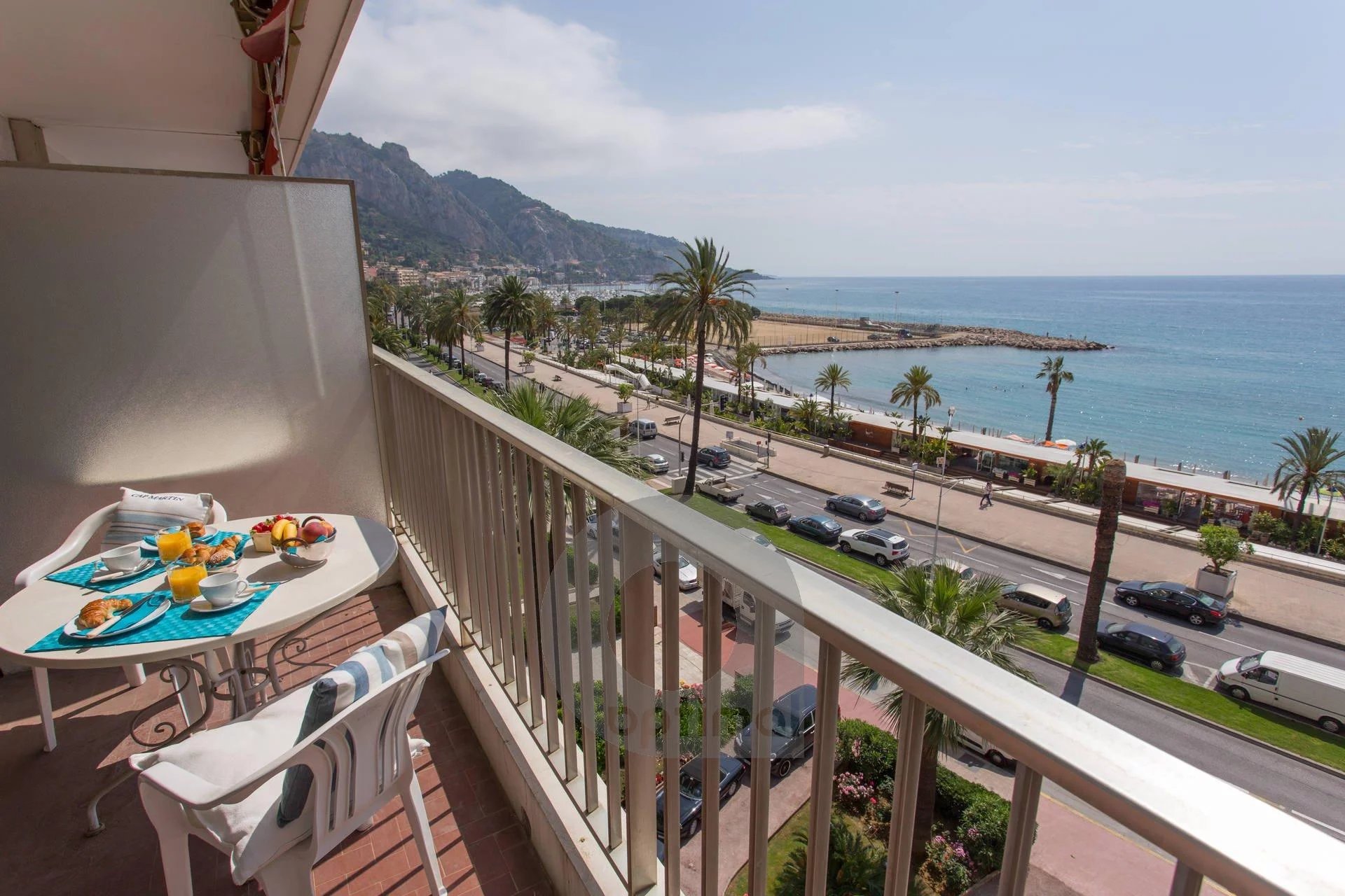 Magnificient studio with seafront terrace close to the beach