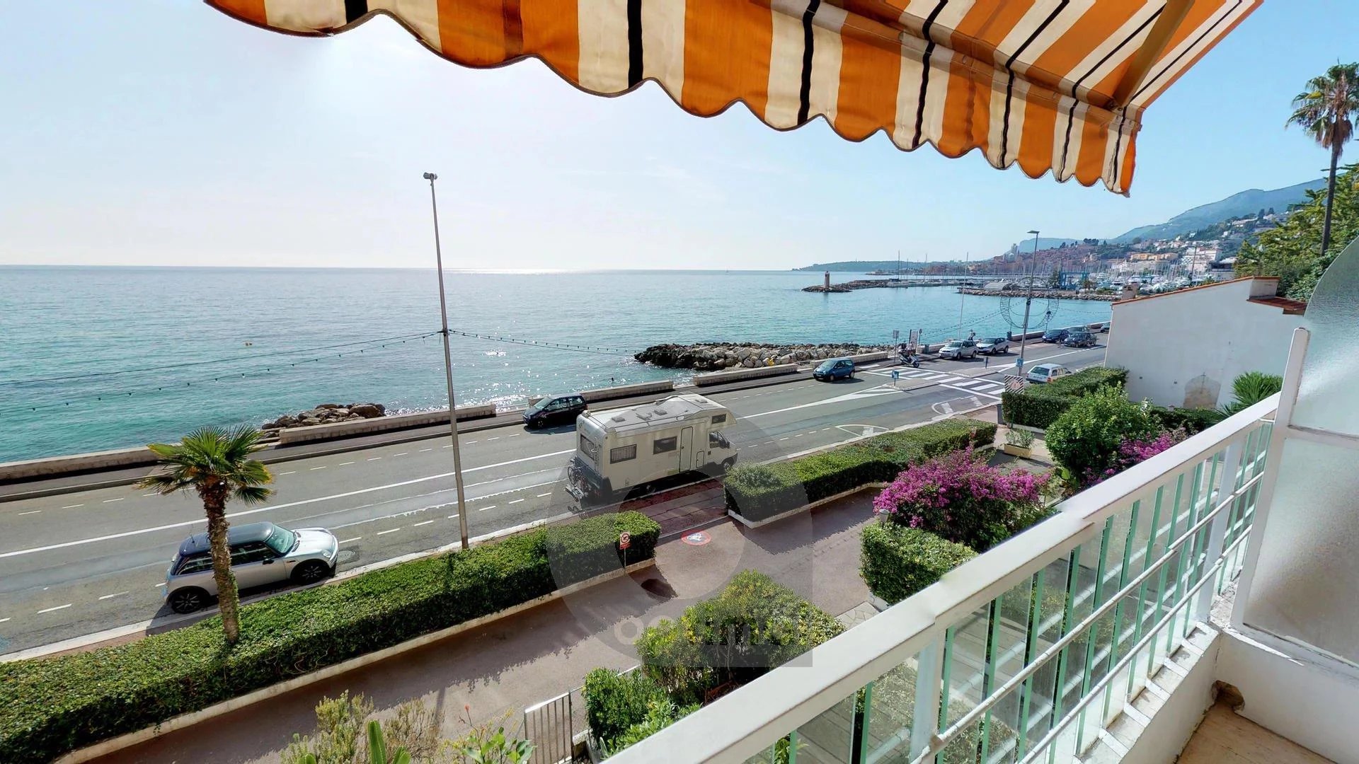 Beautiful and new 3rooms apartment facing sea with terrace and garage