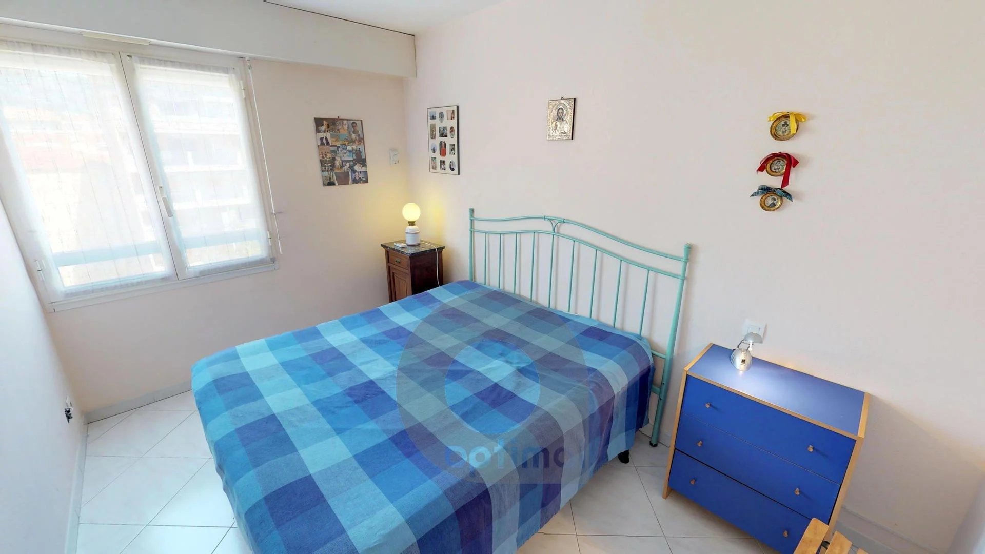 In a city center close to the beach with private parking and quiet terrace