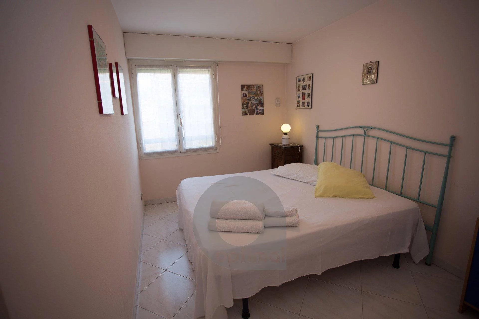 In a city center close to the beach with private parking and quiet terrace