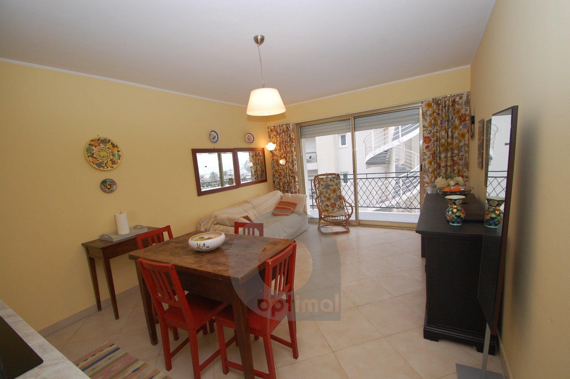 Beautiful 2 rooms apartment with terrace and lateral seaview very close to the center