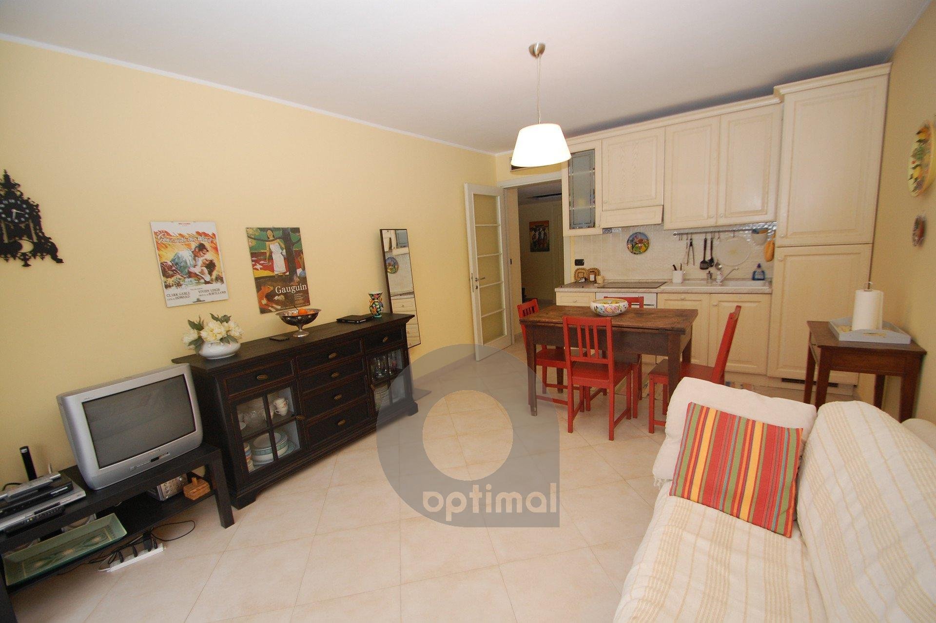 Beautiful 2 rooms apartment with terrace and lateral seaview very close to the center