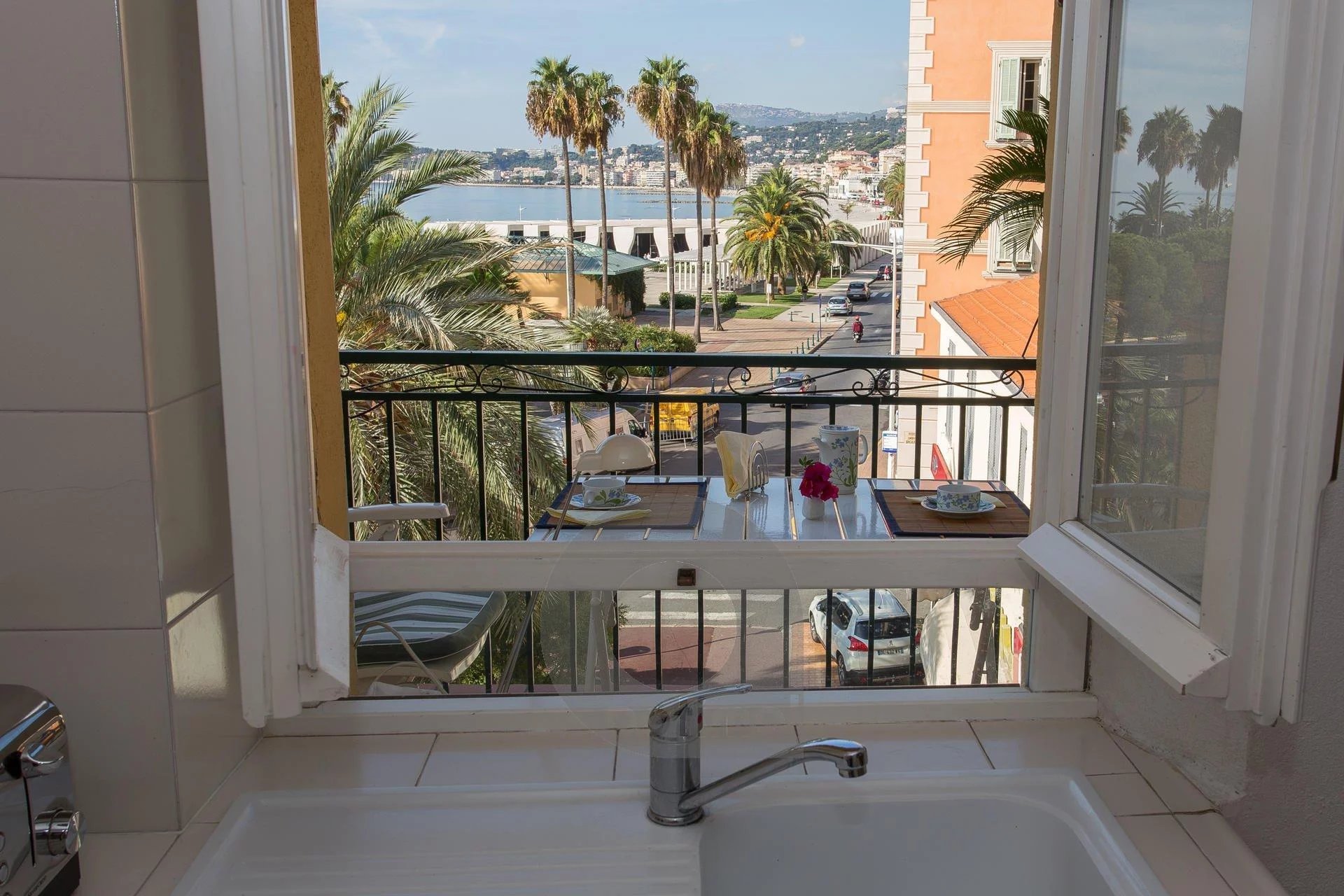 Big and beautiful facing sea 2rooms apartment close to the beach and market