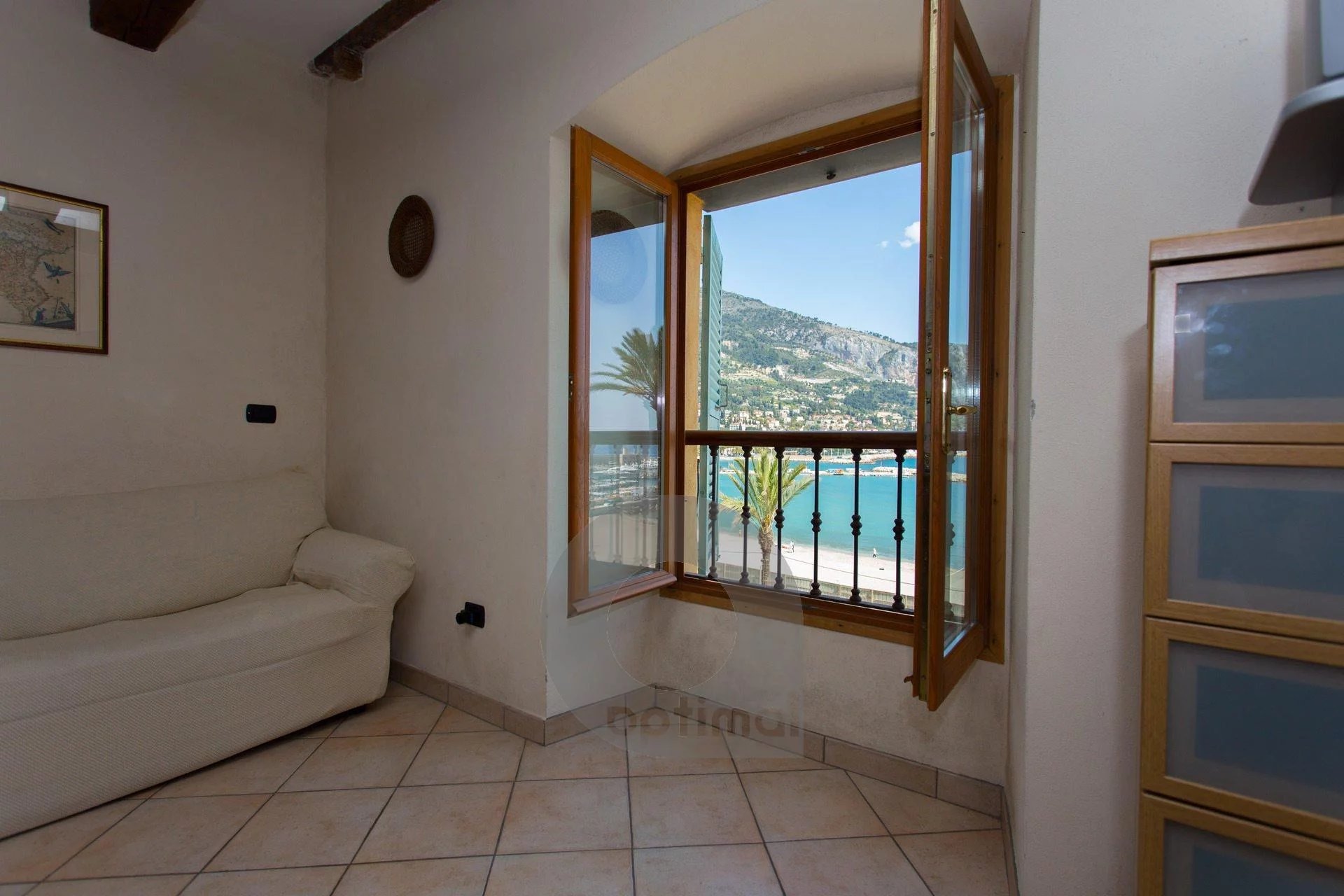 Big loft in front of the sea in Menton old towm