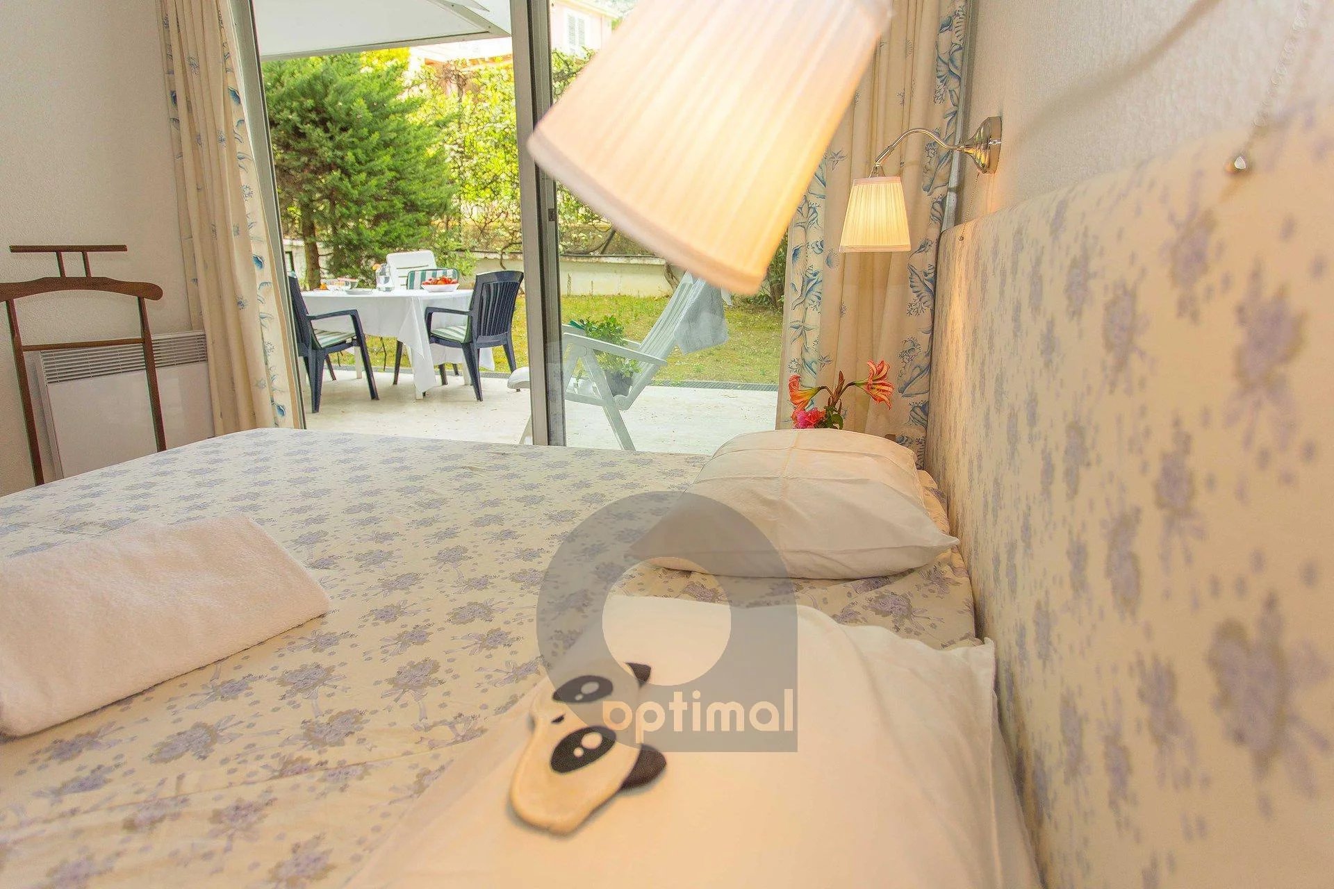 Quiet 2 rooms with terrace, garden, private parking and swiming pool