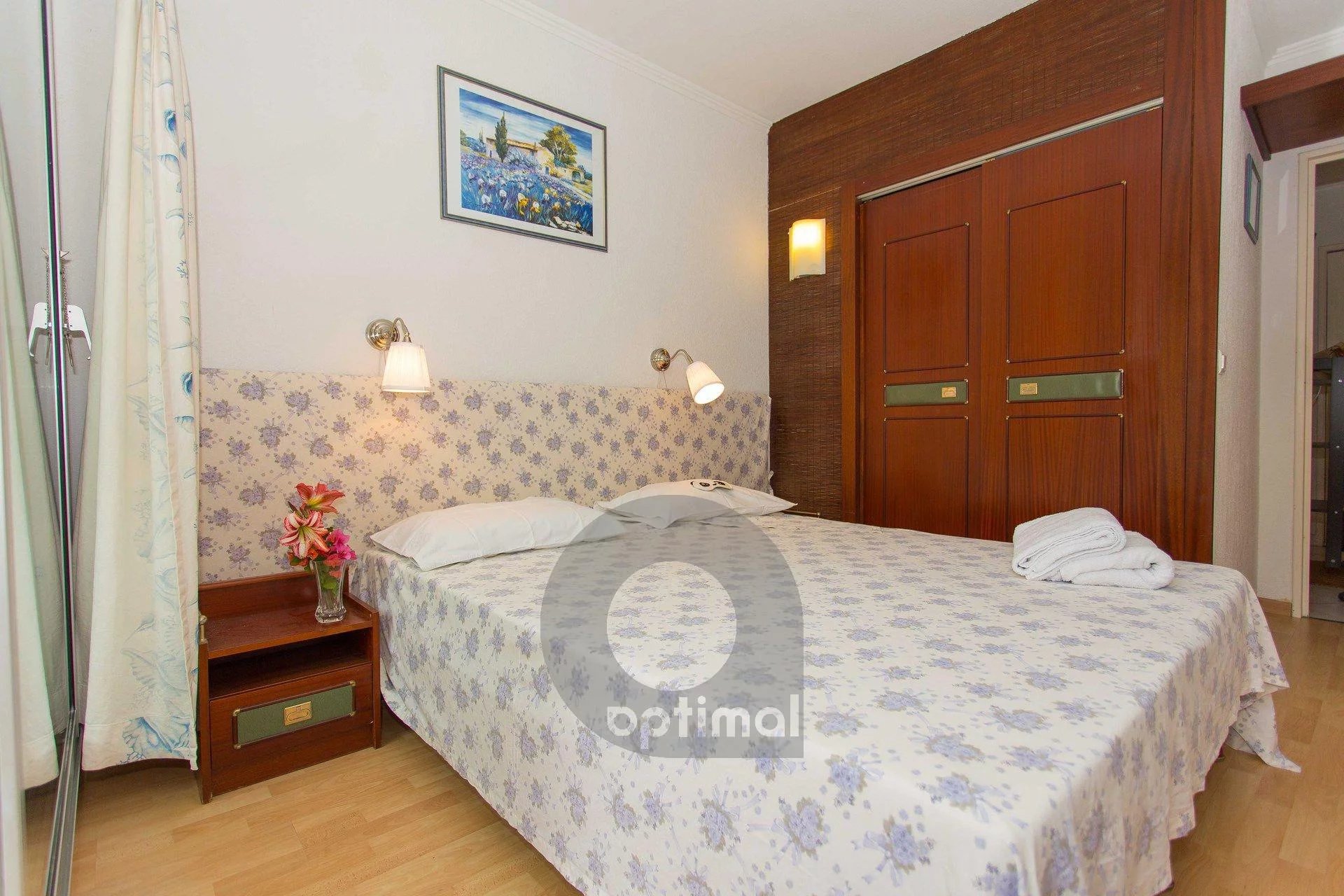 Quiet 2 rooms with terrace, garden, private parking and swiming pool