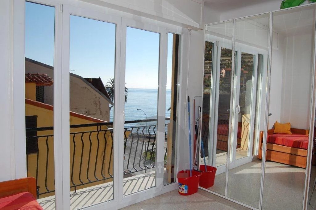 Studio avec balcon et vue mer