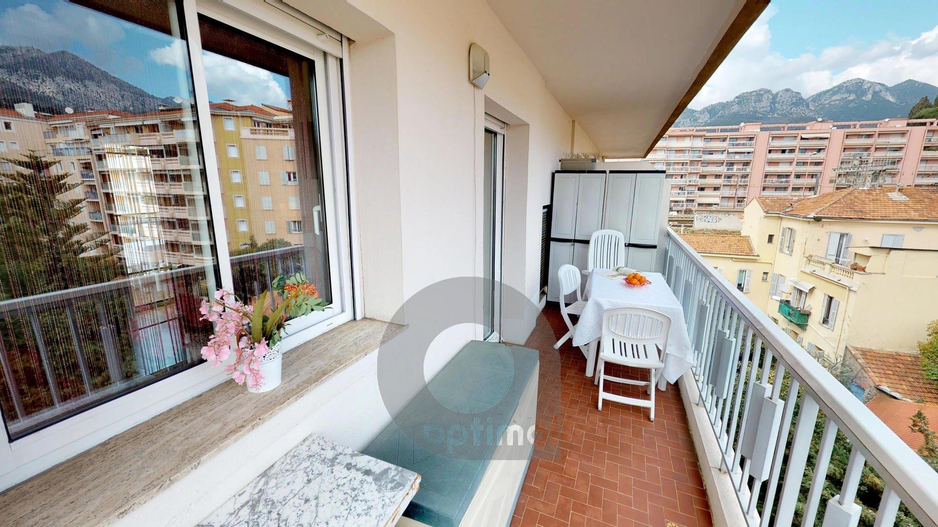 Beautiful top floor studio with parking and terrace close to the center