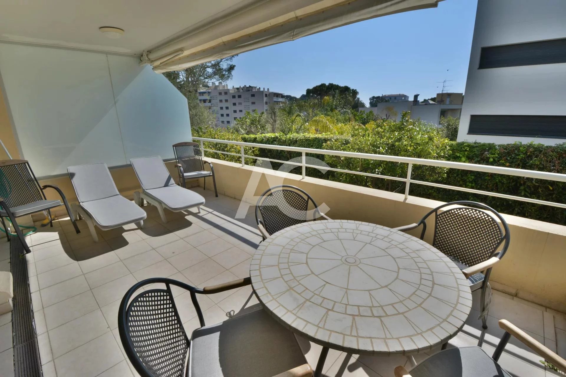 SOLE AGENT - 2 bedroom apartment - Luxury residence - Close to the beach