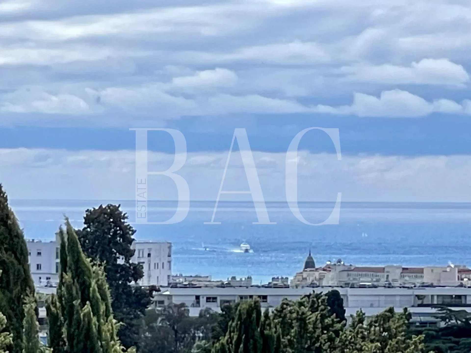 Cannes, appartement avec vue mer panoramique, dans une résidence recherchée.