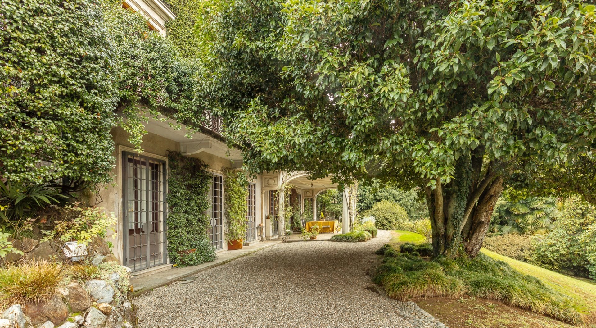 A Verbania Lac Majeur Prestigieuse villa d'époque avec parc séculaire et piscine