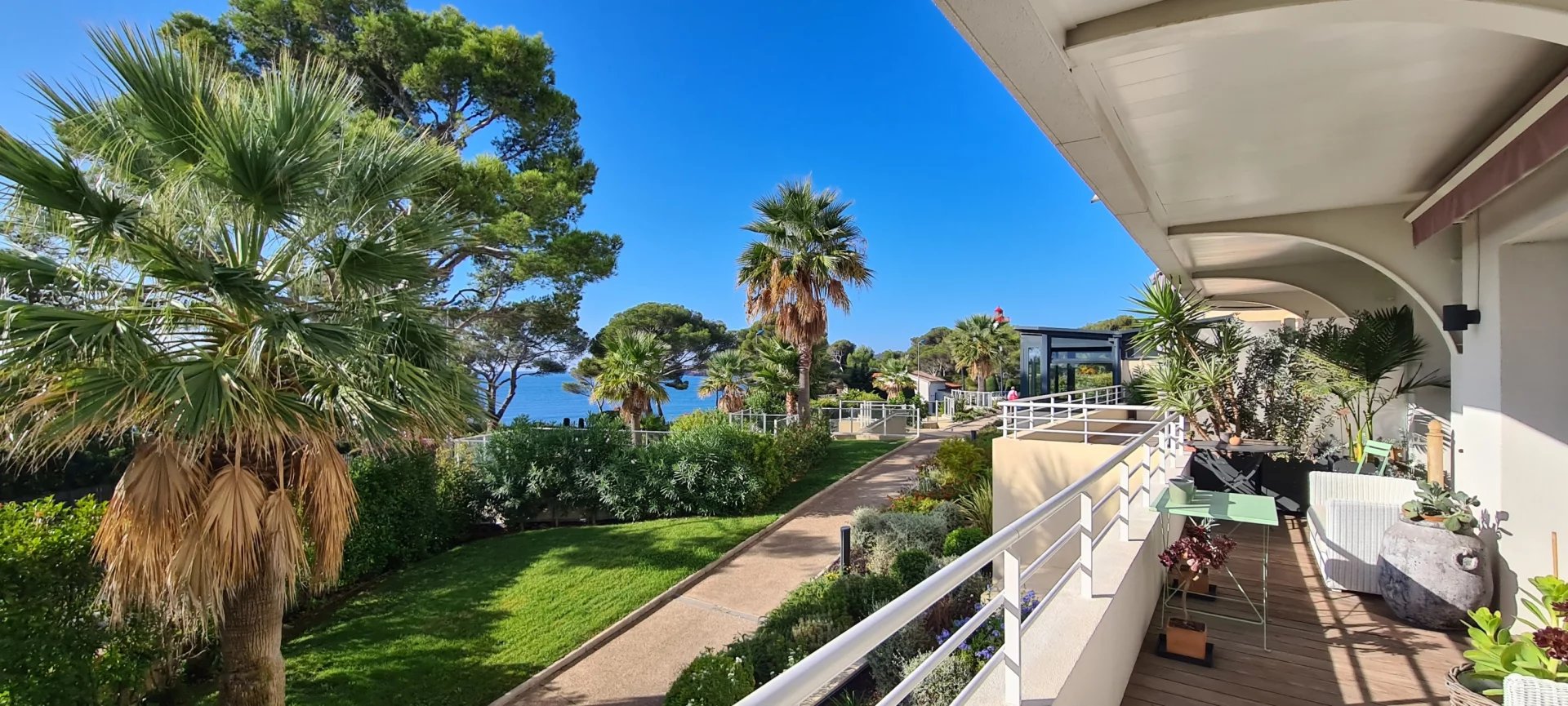 LUXURY APARTMENT SEA FRONT RESIDENCE AT SAINT RAPHAEL - AGAY