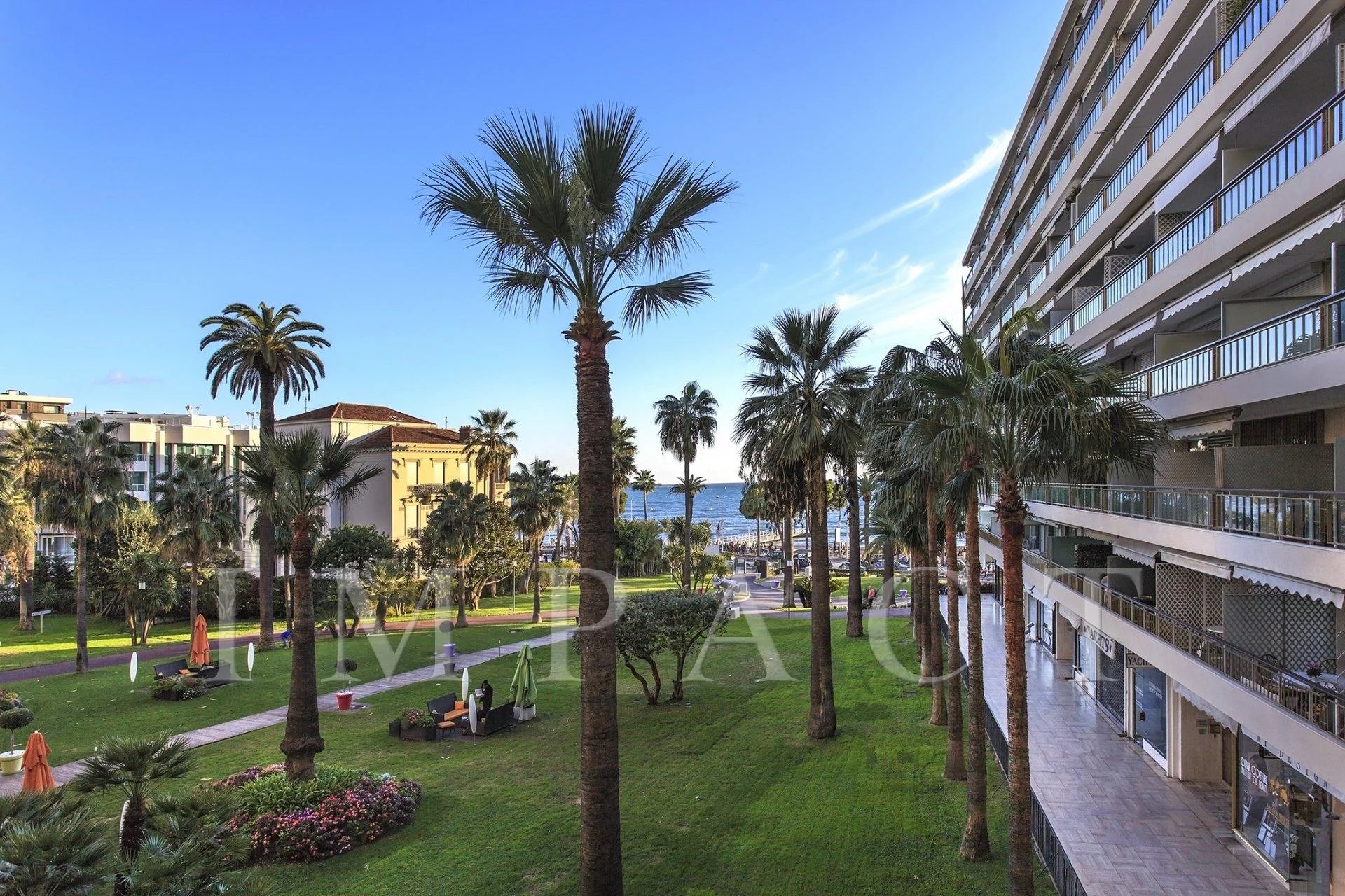 Cannes Grand hôtel apartment for rent sea view