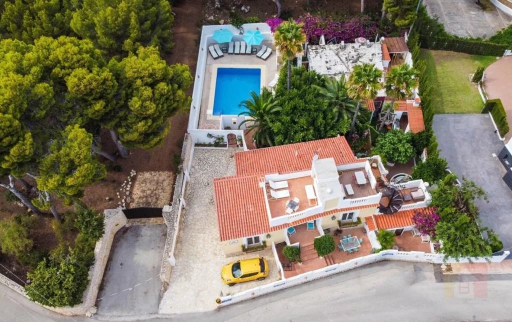 Villa con 8 apartamentos cerca de la playa de La Fustera en venta