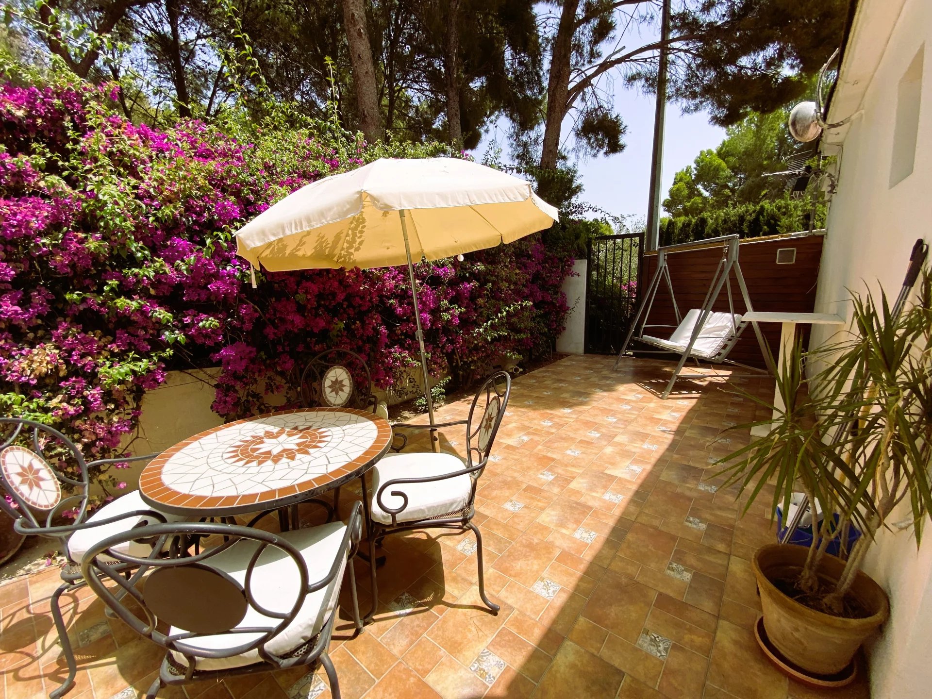 Villa met 8 appartementen dichtbij het strand van La Fustera te koop
