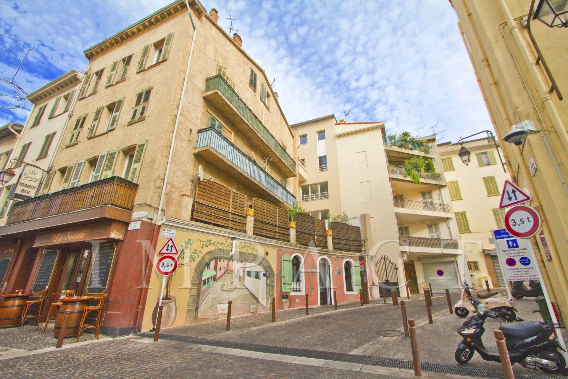 BEAUTIFULLY FULLY RENOVATED BUILDING FOR RENT, WALKING DISTANCE TO THE PALAIS DES FESTIVALS, CANNES