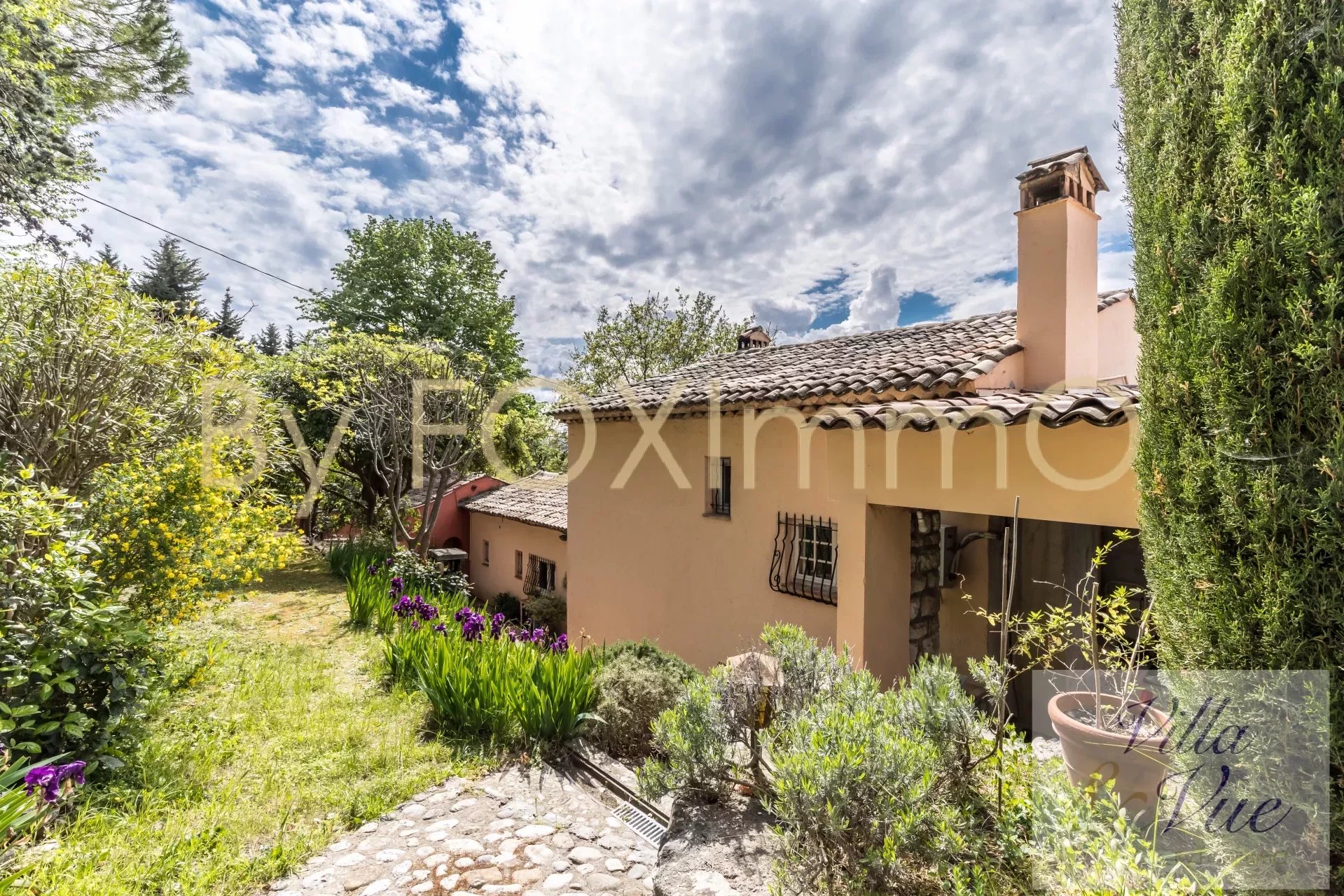 House panoramic view on Saint Paul de Vence, overview sea of ââthe garden, several entrance, total surface of 300m