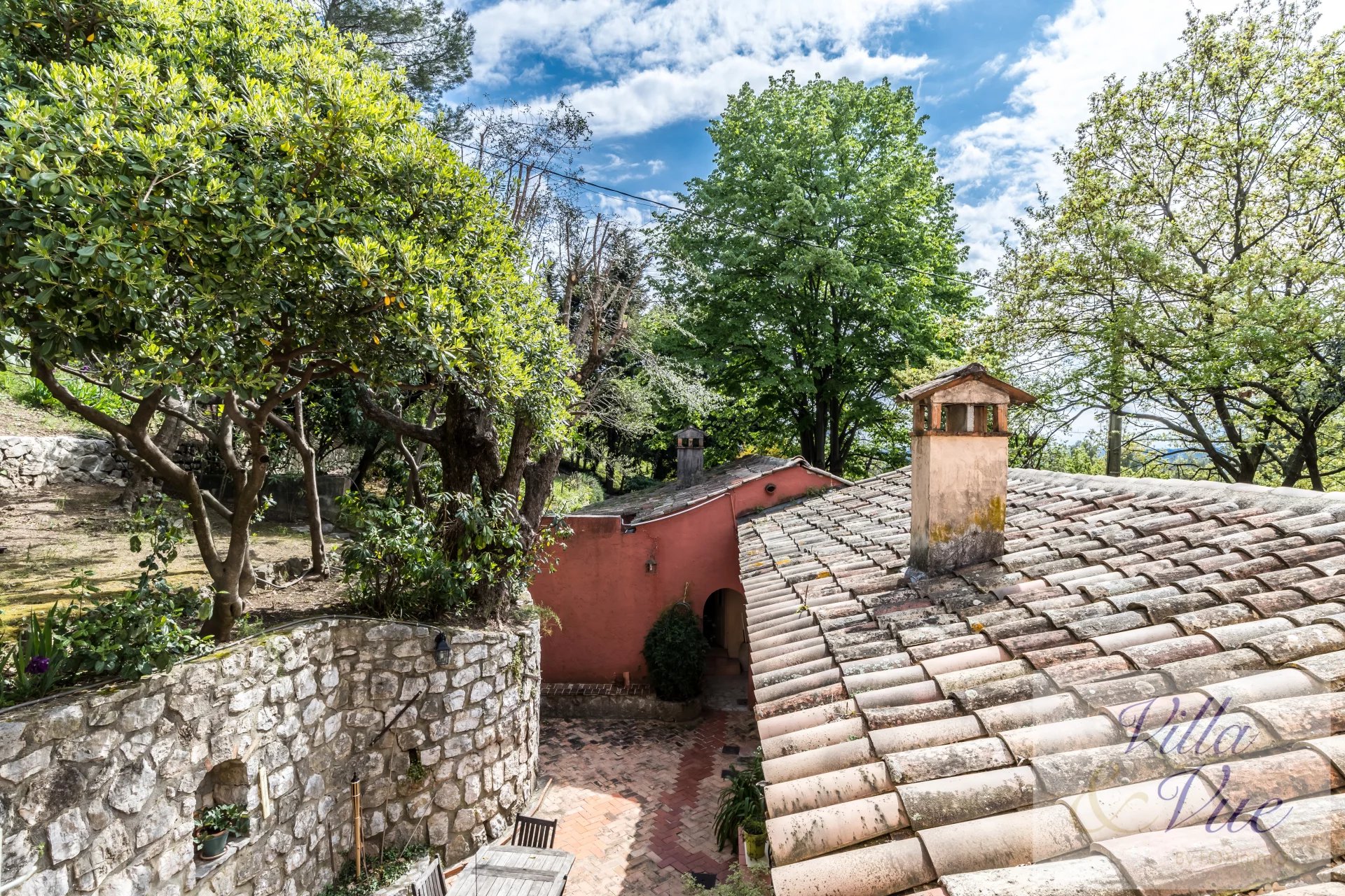 House panoramic view on Saint Paul de Vence, overview sea of ââthe garden, several entrance, total surface of 300m