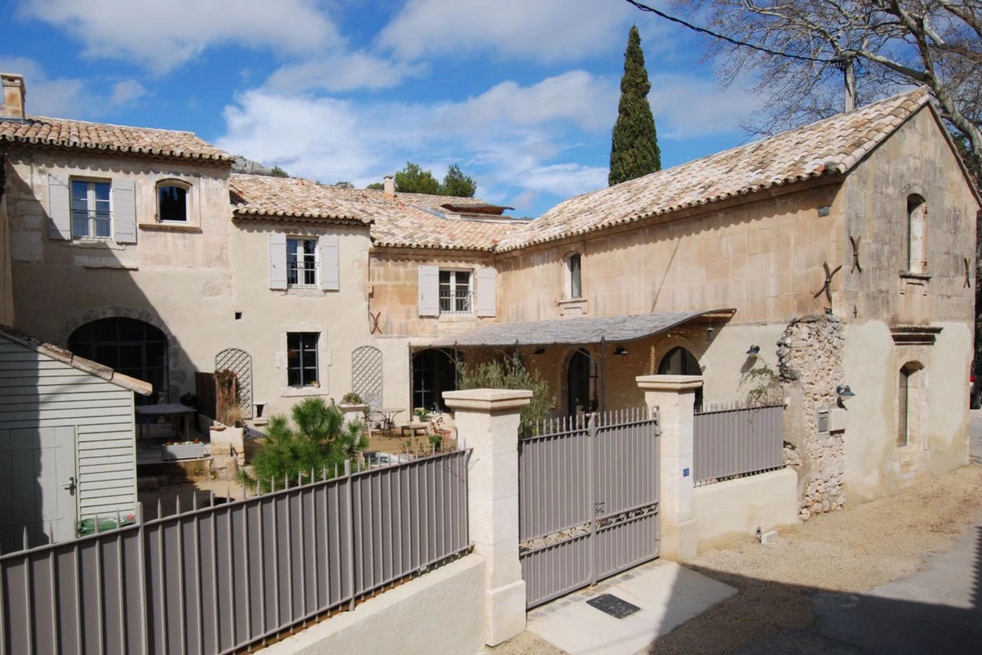 Exceptionally restored property in a hamlet near Maussane les Alpilles