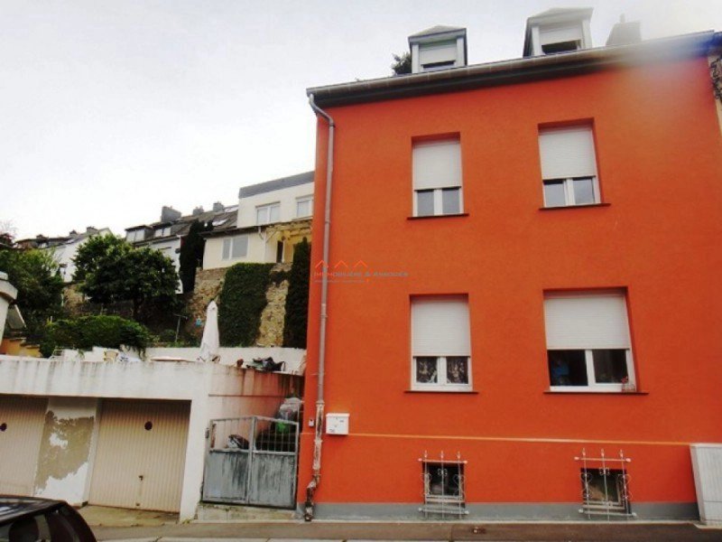 House 4 bedrooms in town + terrace (80m²) + 2 covered parking