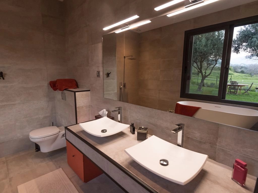 Bathroom Natural light Tile